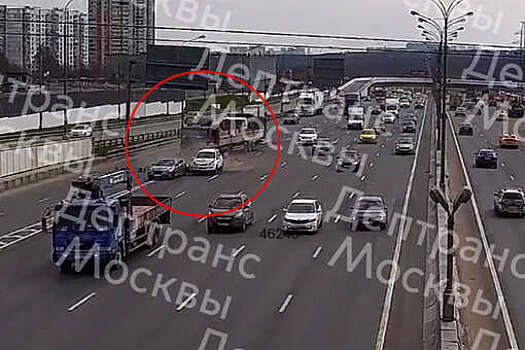 Грузовик врезался в два стоящих автомобиля на МКАД