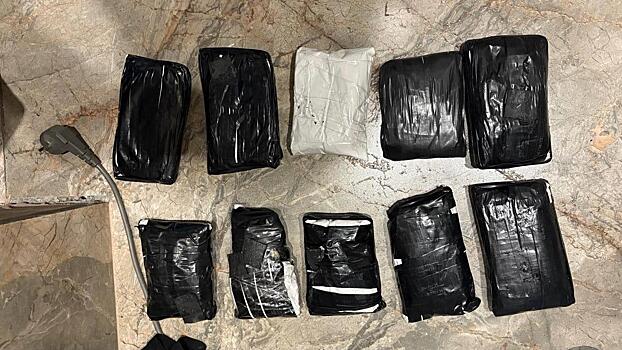 Полиция Красноярска вышла на след закладчицы, которая забыла в съёмном жилище свёрток с метадоном