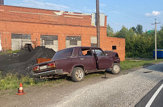 Шесть человек пострадали при наезде ВАЗа на столб в Кузбассе