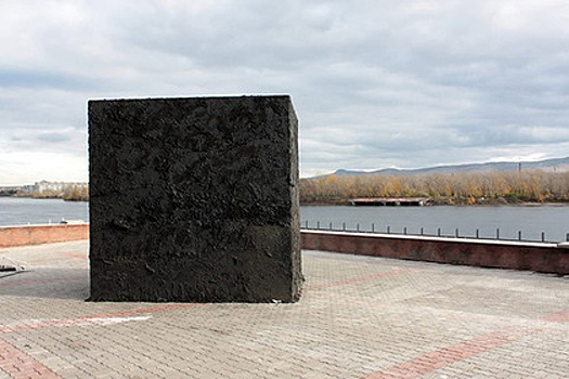 В Красноярске установили арт-объект «Черный рафинад»