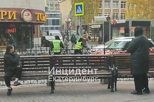 В российском городе водитель проехал по ноге парковщика и устроил с ним драку