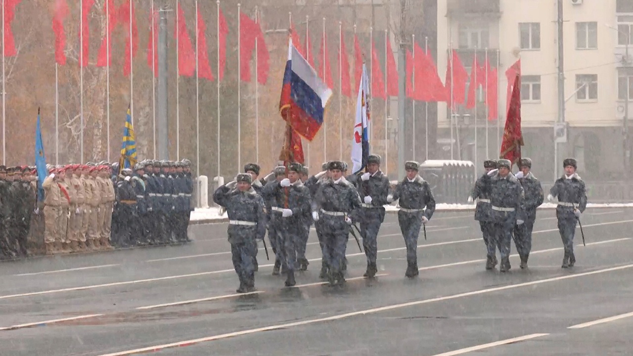 Военные прошли маршем по Самаре в память о параде 7 ноября 1941 года