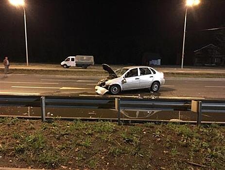 В Самаре нетрезвый водитель, лишенный прав, врезался в ограждение дороги