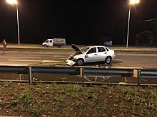 В Самаре нетрезвый водитель, лишенный прав, врезался в ограждение дороги