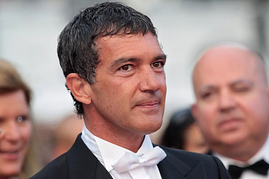 Антонио Бандерас появился на красной дорожке с заметно закрашенной сединой