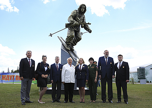 В парке «Патриот» состоялась торжественная церемония открытия скульптурной композиции «Воин-лыжник»