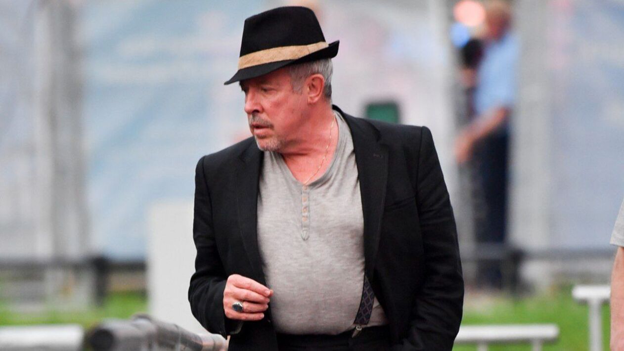 Макаревич брошенный. Макаревич брошенный. Макаревич. Брошенный богом мир машина. Макаревич брошенный.