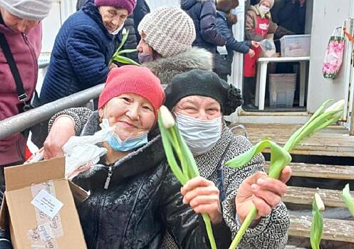 Для пожилых екатеринбурженок в честь 8 Марта устроили обед, концерт и посещение салона красоты