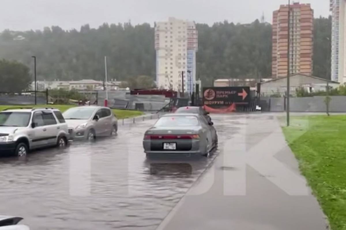 Российский школьник не смог попасть на линейку из-за затопленного двора