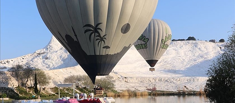 Туристы приезжают в Памуккале полетать на воздушных шарах