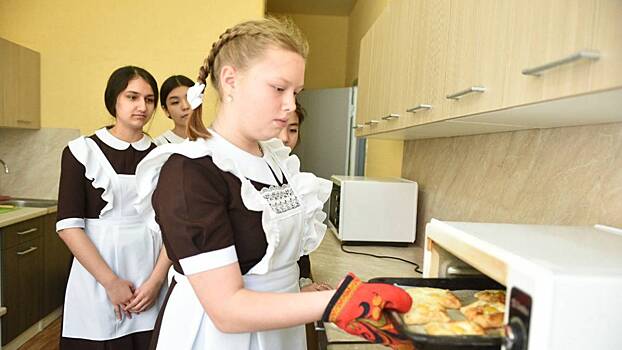 В Московской школе открылись классы благородных девиц