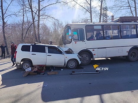 В Новосибирске пассажирский автобус столкнулся с универсалом Toyota Probox