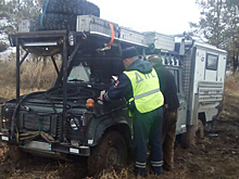 Инспекторы ДПС помогли иностранцу вытянуть увязшую машину в Северном районе