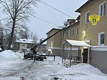 В российском городе под весом снега рухнули сразу две крыши