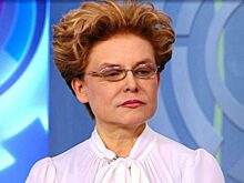 Елену Малышеву раскритиковали за появление на премии "Призвание" в наряде греческой богини