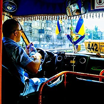 В Киеве маршрутка с пассажирами влетела в столб