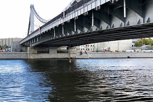 Спасатели достали из Москвы-реки мужчину, упавшего с Крымского моста