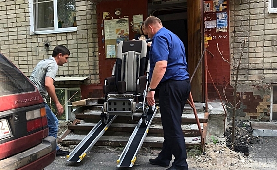 В Курске у подъезда для ребенка-инвалида установили переносной пандус