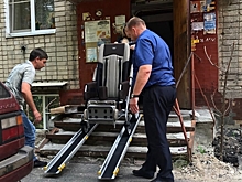 В Курске у подъезда для ребенка-инвалида установили переносной пандус