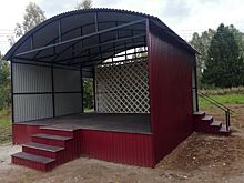 В удмуртской деревне Дмитрошур установили уличную сцену из профнастила