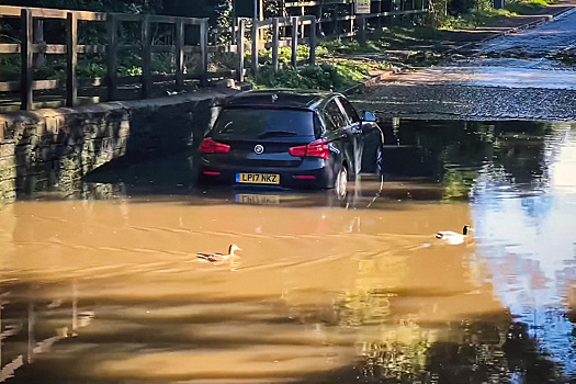 Видео: водители топят автомобили в глубокой луже на полной скорости