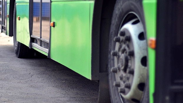 На остановке в Воронеже под колёса поехавшего автобуса упала пенсионерка