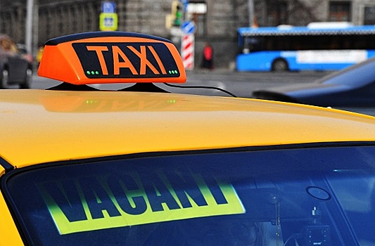 Диспетчеров такси обяжут передавать данные о работе водителей в дептранс Москвы