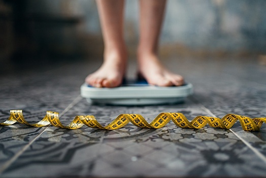 Страдающую от анорексии девочку-подростка весом в 25 кило госпитализировали против воли ее матери