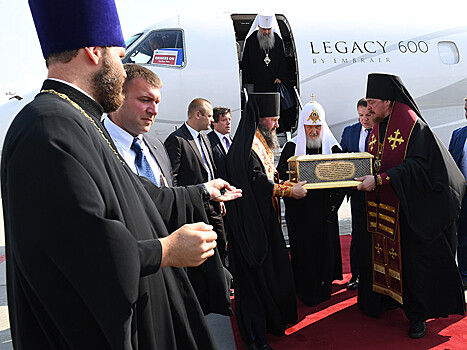 Патриарх Кирилл прибыл в Екатеринбург на мероприятия памяти 100-летия расстрела семьи Николая II. В регионе ограничили продажу спиртного