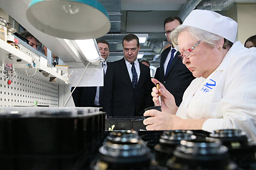 Медведев испытал новый фотоаппарат "Зенит М"