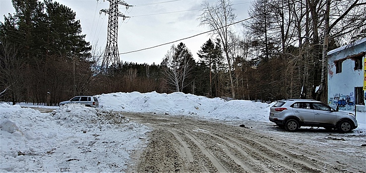 В челябинском городском бору всю зиму незаконно складируют снег