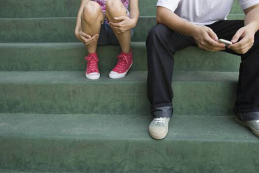 Парень прочитал одно сообщение в смартфоне девушки и расстался с ней