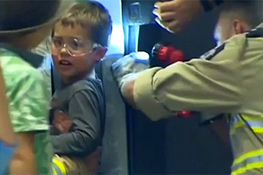 Четырехлетний мальчик из Австралии застрял в автомате с печеньем