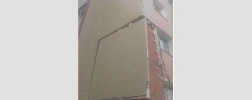 Фасад многоквартирного жилого дома рухнул в Биробиджане
