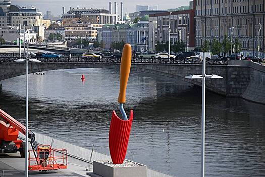 В Госдуме не оценили скульптуру лопаты в центре Москвы