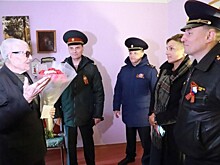 Столичные росгвардейцы поздравили ветерана службы и Великой Отечественной войны с наступающим Днём Победы