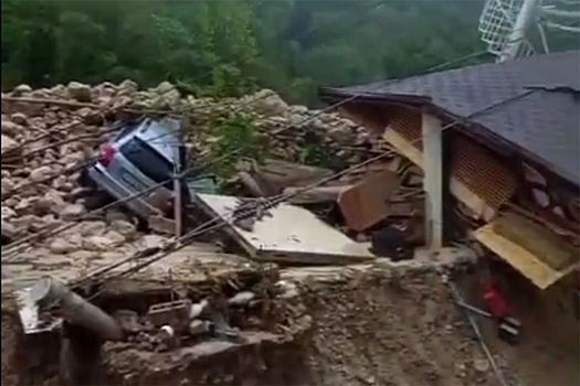 Сель в Абхазии перекрыл дорогу к знаменитому озеру Рица