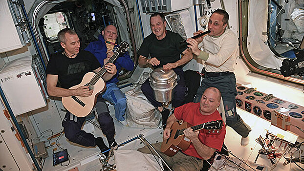 Экипаж МКС устроил концерт на борту станции