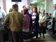Куряне приходят на запись к врачу поликлиники №5 в пять утра