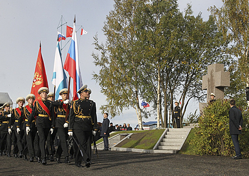 Главное командование ВМФ приняло участие в церемонии открытия мемориального комплекса морских десантников «Холм Славы» в Санкт-Петербурге.