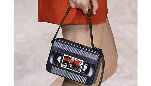 Броши-орхидеи, сумки-кассеты и самые правильные ремни на талию: новая коллекция Louis Vuitton в деталях