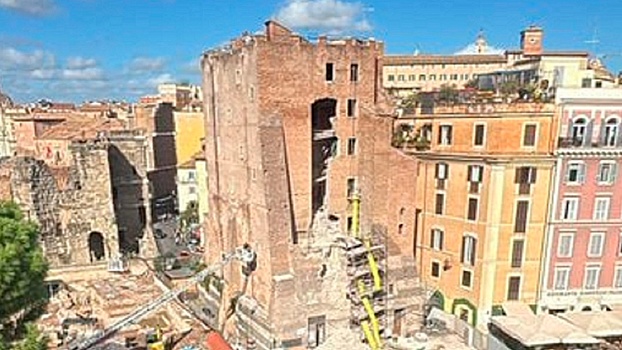 Момент обрушения средневековой башни в Риме попал на видео