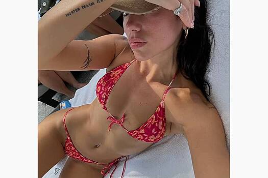 Дуа Липа показала фигуру в ярком бикини