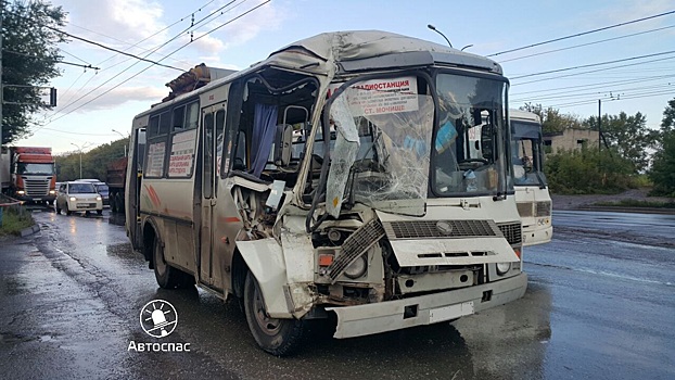 В Новосибирске автобус протаранил фуру, пострадали три человека