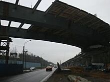 С железнодорожного моста через Охту сорвалась девочка