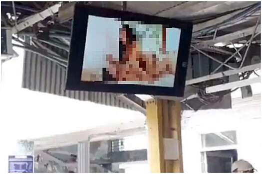 На вокзале в Индии вместо рекламы на экранах показали порно