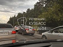 Кемеровчанин разгневался продолжающими ездить по полосе для автобусов на Кузбасском мосту автомобилистами