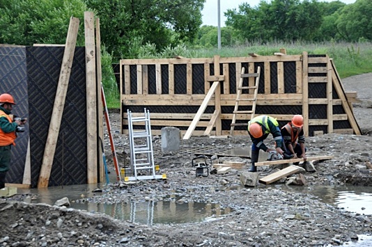 Опоры для нового моста через Раковку установлены в Уссурийске