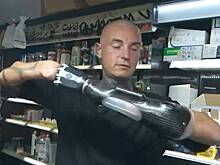 Россиянин начал превращать людей в киборгов с помощью протезов