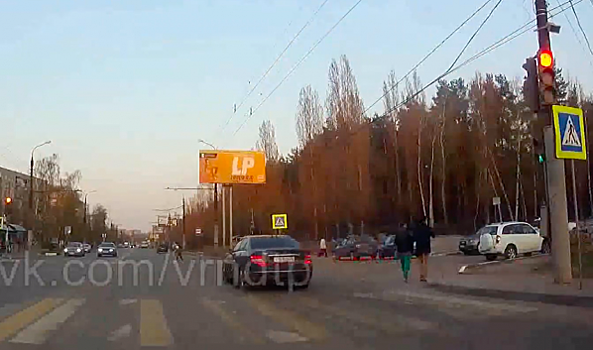 В Воронеже водитель Mercedes поплатился за проезд на красный свет и езду по встречке